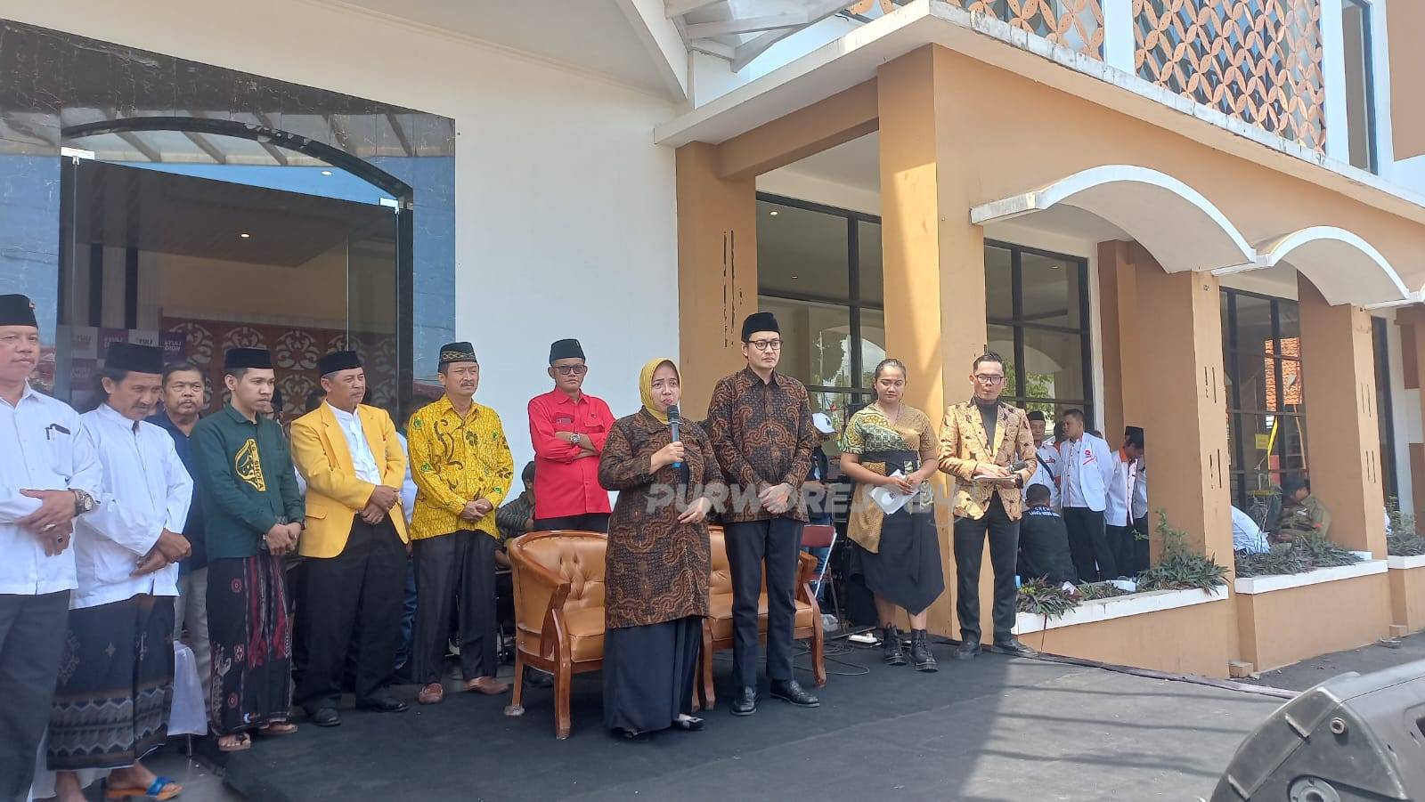 Yuli-Dion saat akan berangkat ke KPU