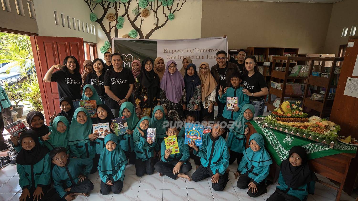 CEO Mora Group bersama GM Morazen Yogyakarta membuat sudut baca di 3 sekolah