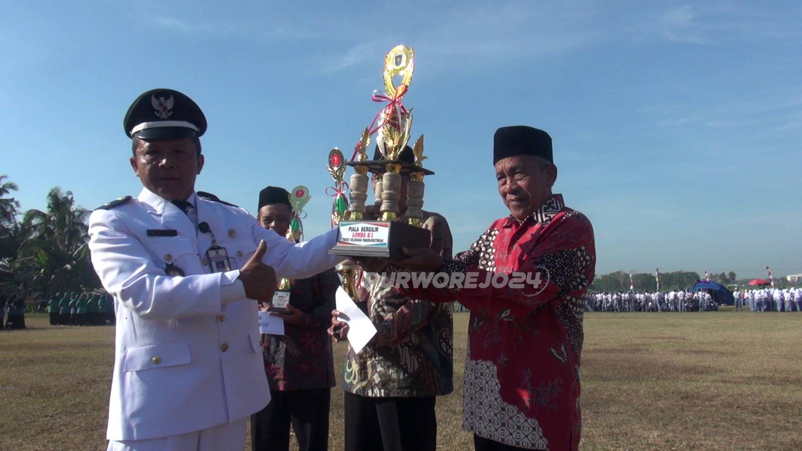 Kepala Kelurahan Pangenjututengah, Widodo, saat menyerahkan hadiah lomba kepada para pemenang