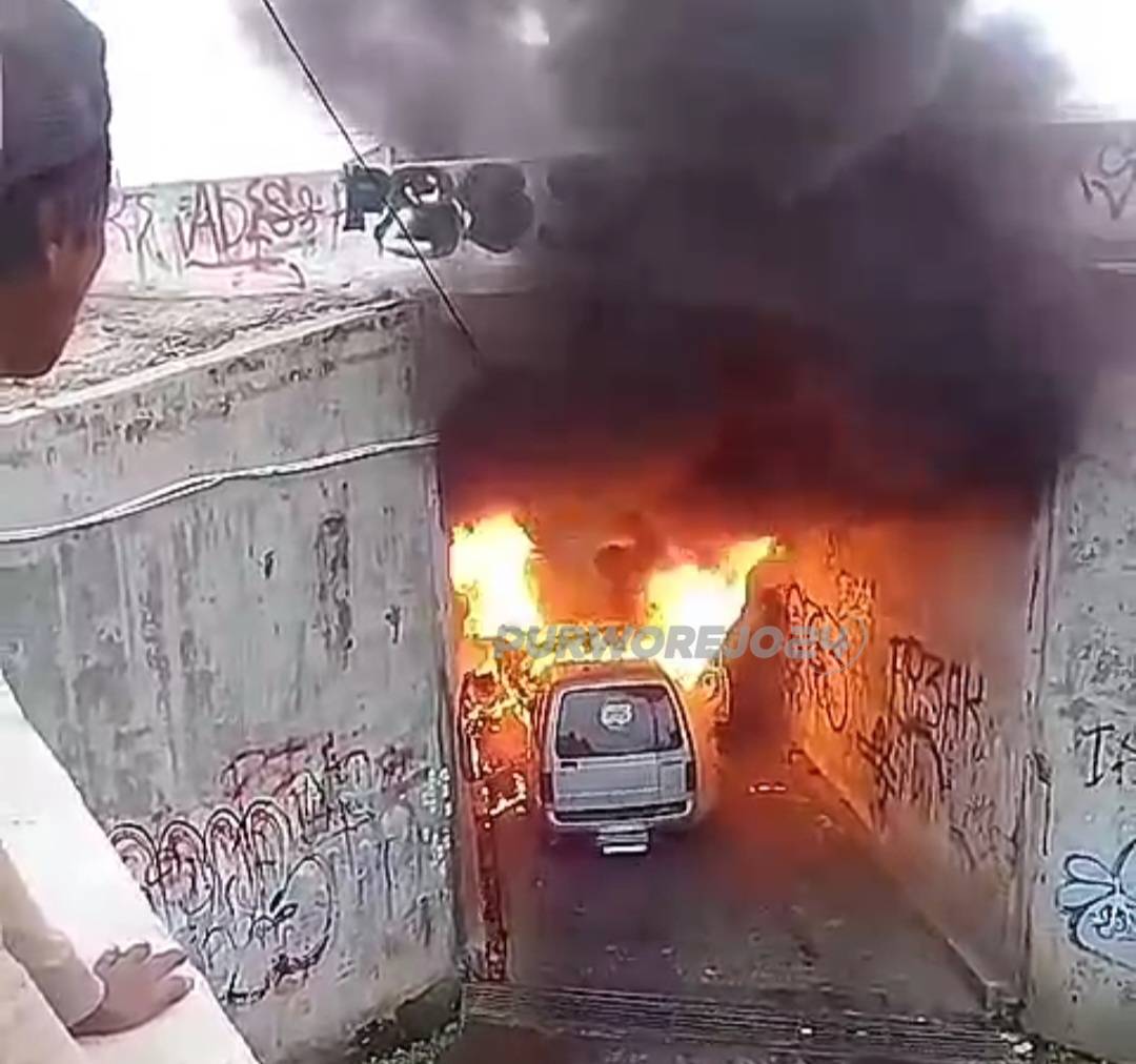 Gambar tangkapan layar video warga saat mobil terbakar di underpass Besole, pada Sabtu (10/8/2024) pagi.