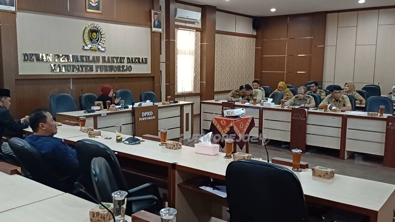 Suasana rapat Evaluasi Peraturan Daerah (Peraturan Daerah yang belum ditindaklanjuti dengan Peraturan Bupati), antara Badan Pembentukan Peraturan Daerah (Bapemperda) DPRD Kabupaten Purworejo bersama 18 Organisasi Perangkat Daerah (OPD), di ruang rapat Gedung B Lantai 1 DPRD Kabupaten Purworejo, pada Selasa (6/8/2024).