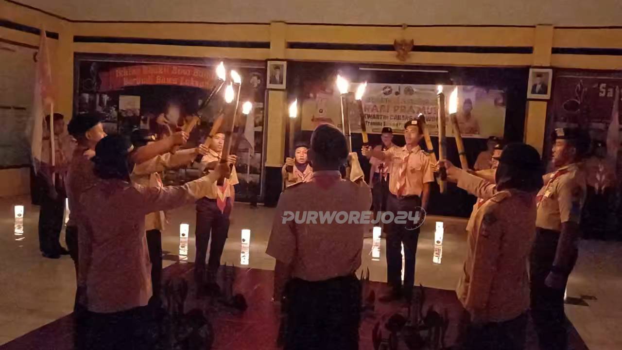 Suasana kegiatan Renungan dan Ulang Janji Hari Pramuka di Sanggar Bhakti Kwarcab Purworejo, pada Selasa (13/8/2024) malam