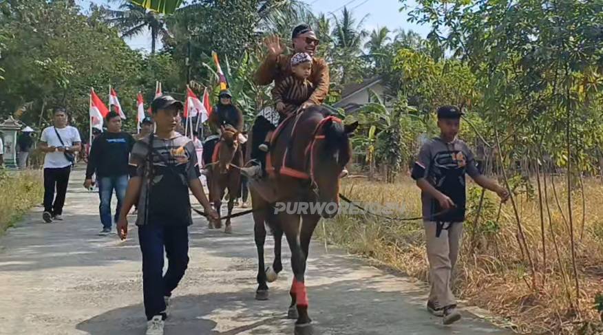 Kepala Desa Cengkawakrejo, Imlais Wiski Bagasworo bersama istri ikut karnaval dengan menunggangi kuda, pada Minggu (18/8/2024)