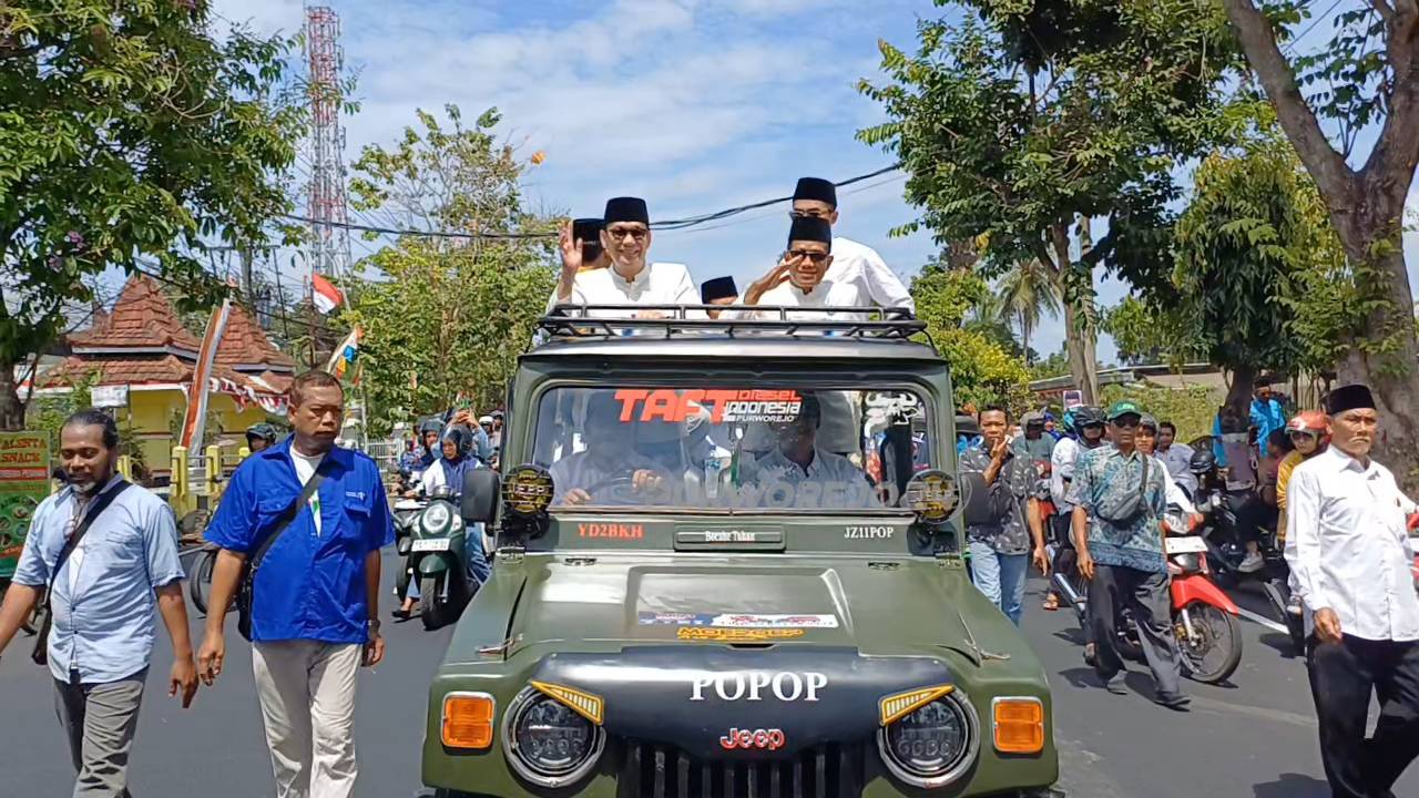 Yophi- Lukman menaiki Jeep saat menuju KPU