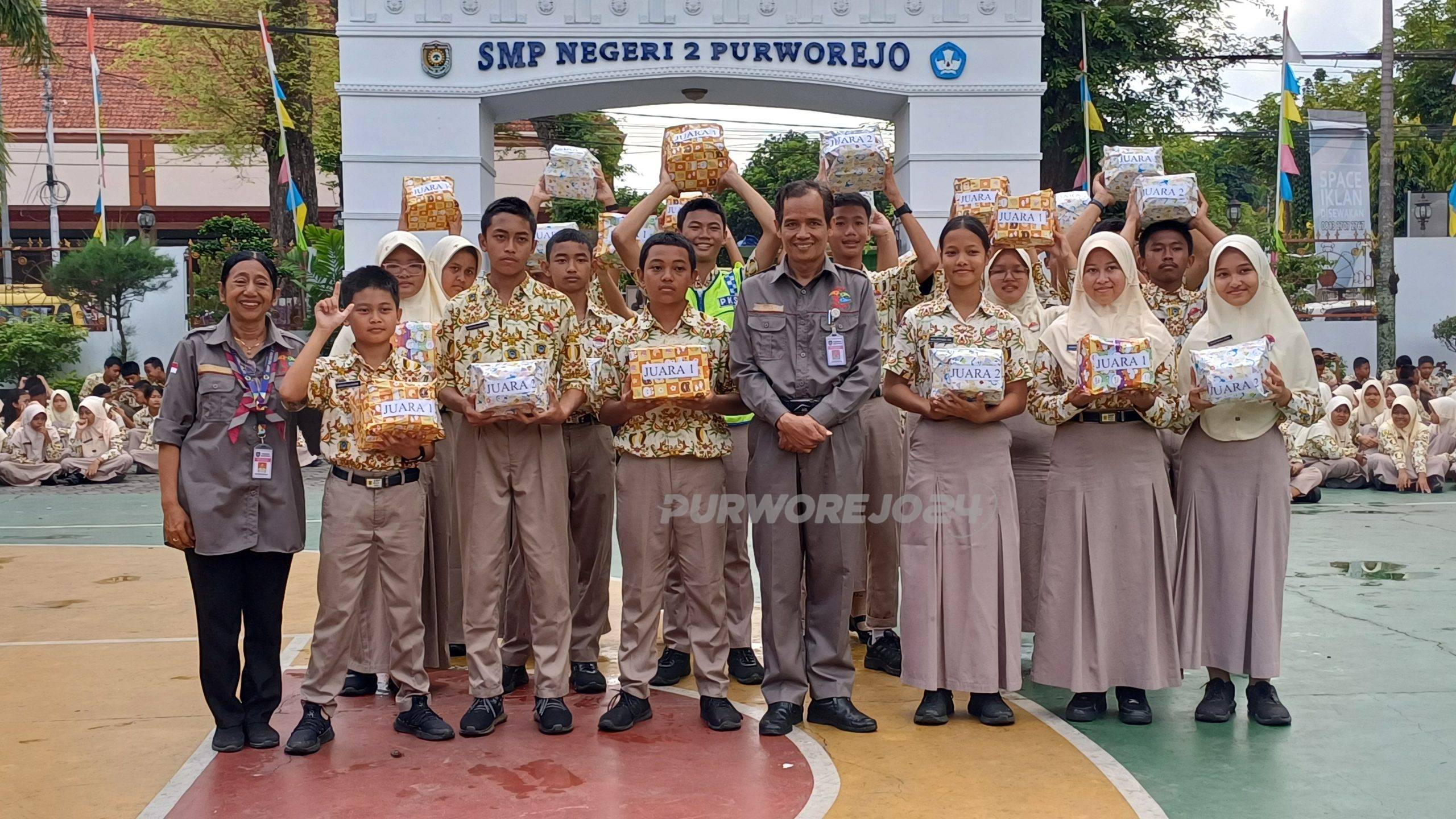 Kepala SMP Negeri 2 Purworejo berfoto bersama para siswa peraih juara berbagai lomba dalam rangka HUT ke 78 disekolah tersebut, pada Kamis (5/9/2024)