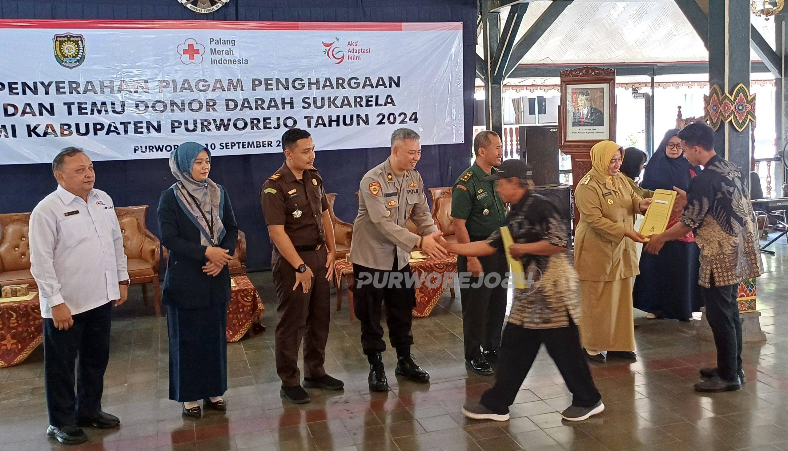 Prosesi penyerahan piagam penghargaan kepada relawan donor darah
