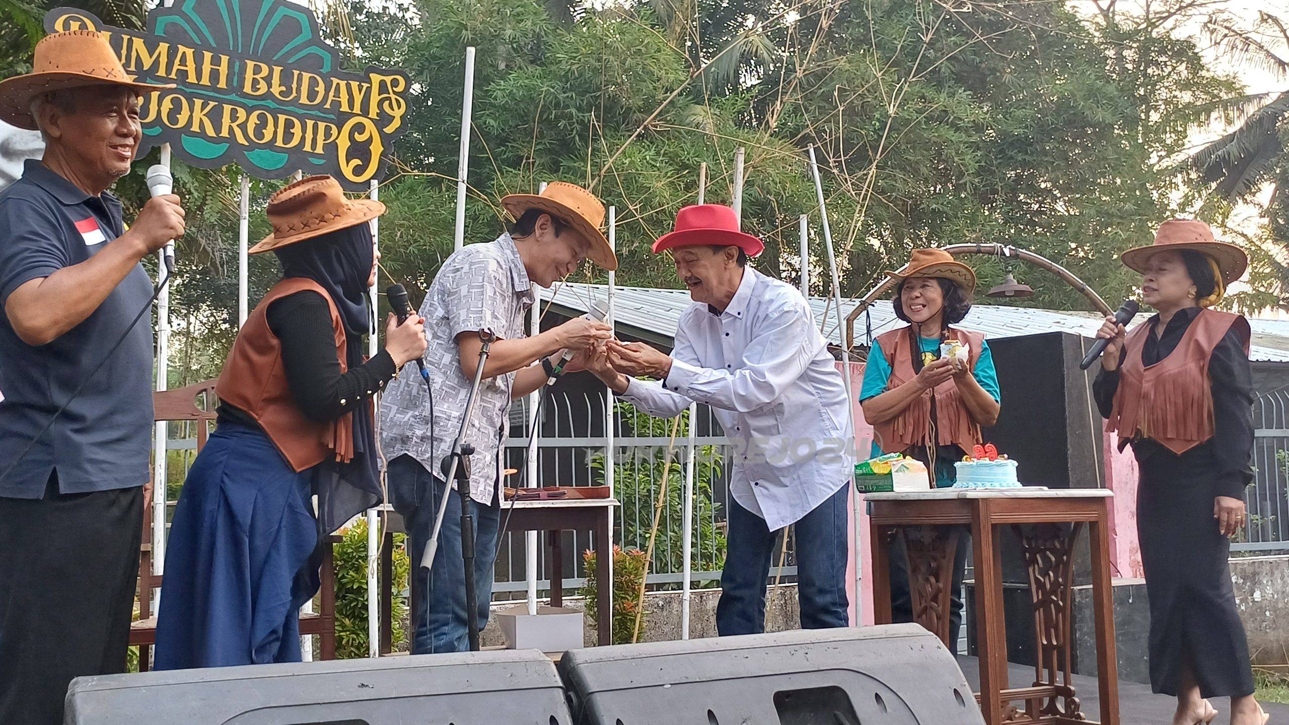Yophi dan Angko rayakan ulang tahun bersama di Rumah Budaya Tjokrodipo, Purworejo, pada Sabtu (21/9/2024)