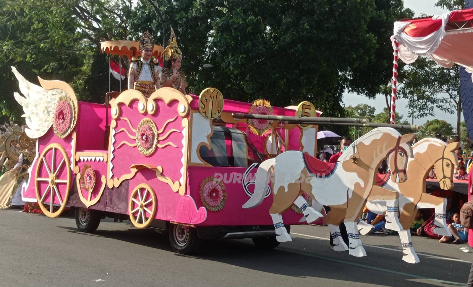 Karnaval SMA Negeri 5 Purworejo saat mengikuti karnaval tingkat Kabupaten Purworejo, pada Sabtu (31/8/2024)