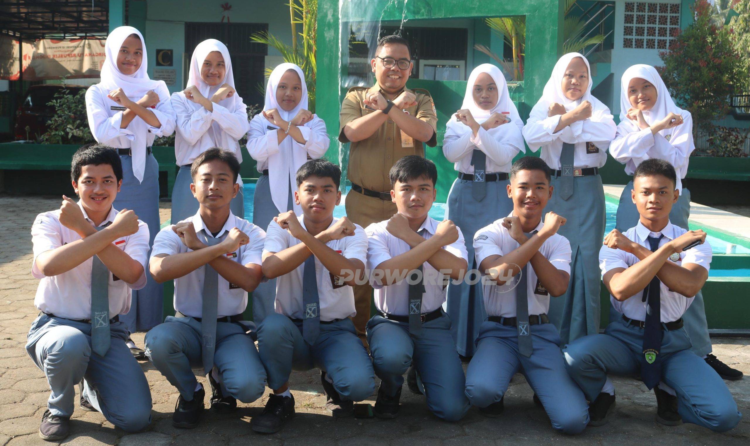Kepala SMA N 10 Purworejo foto bersama para siswa yang berprestasi