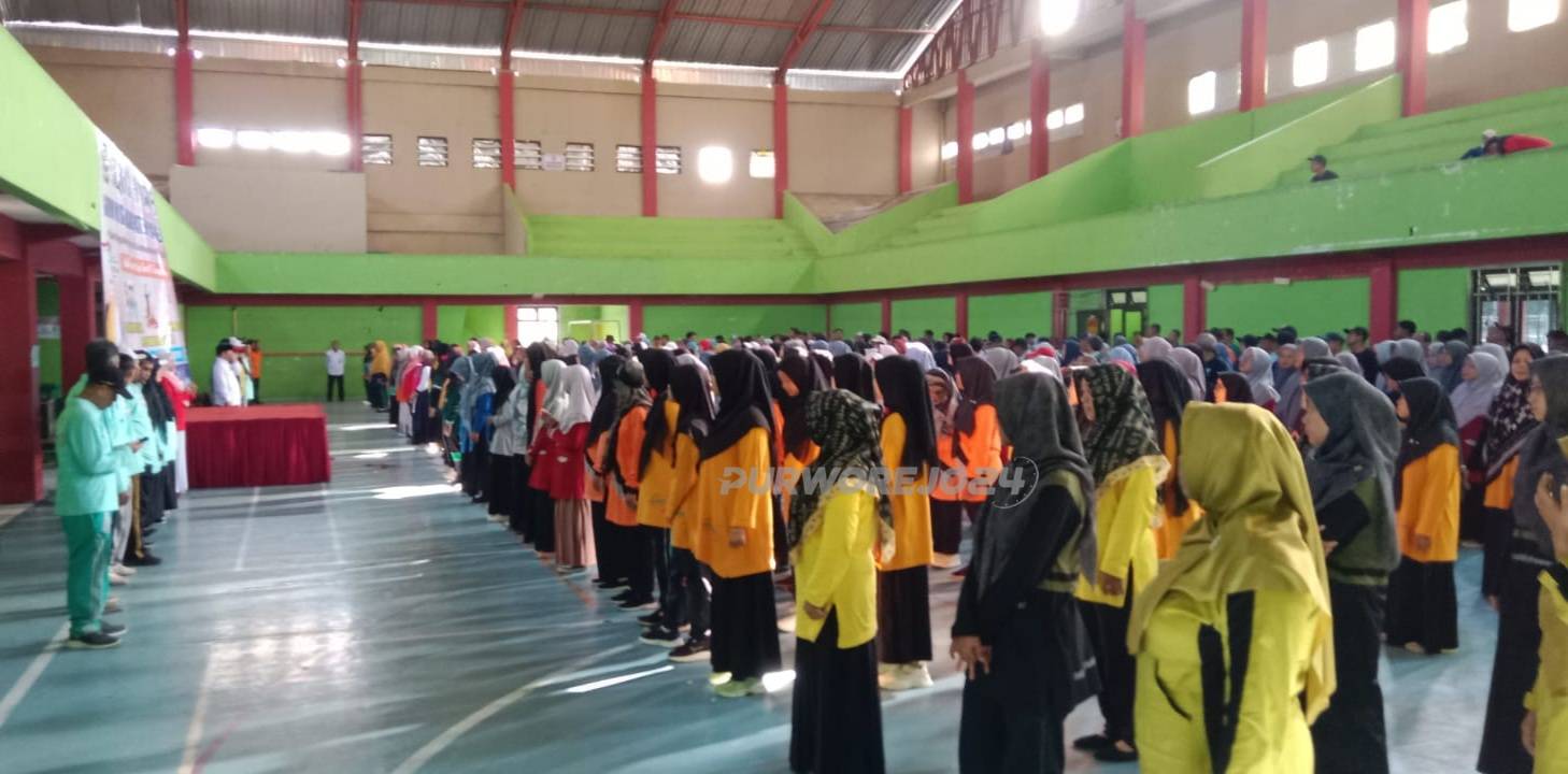 Guru MI se Kabupaten Purworejo mengikuti apel HAORNAS di GOR Sarwo Edy Wibowo Purworejo, pada Senin (9/9/2024)