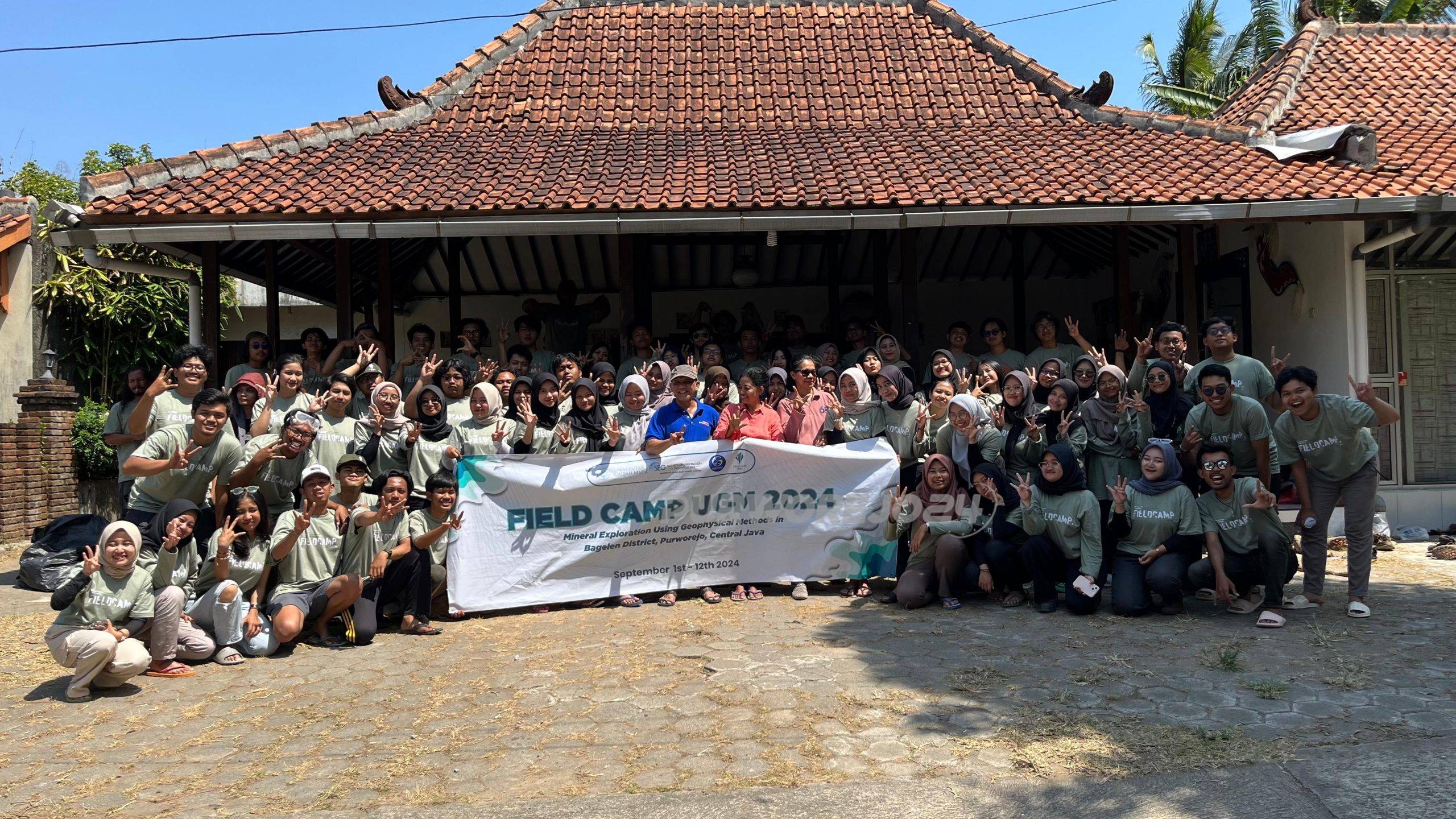 Foto bersama disela kegiatan Filed Camp Mahasiswa UGM di Bagelen