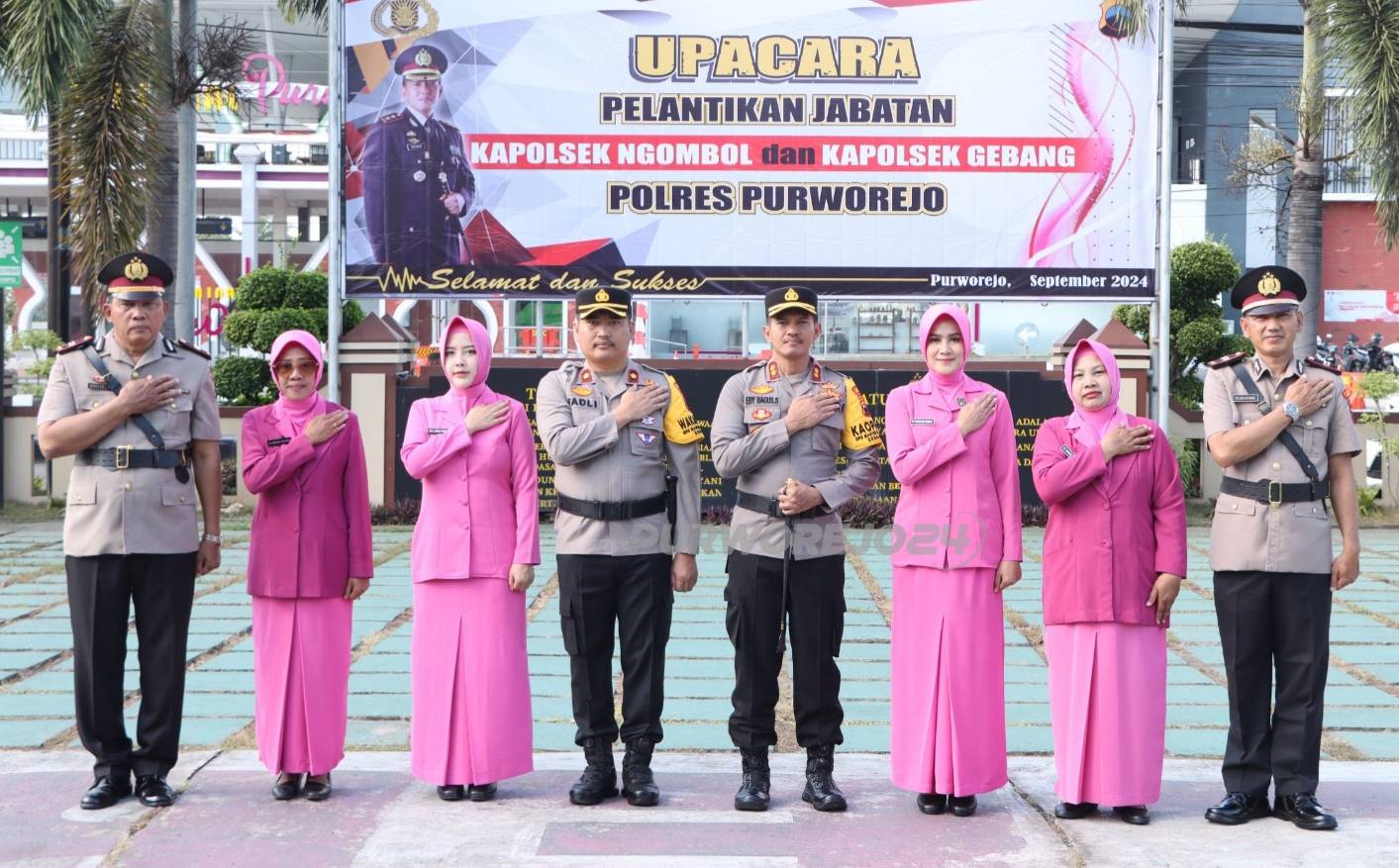 Dua Kapolsek yang dimutasi berfoto bersama, usai dilakukan sertijab