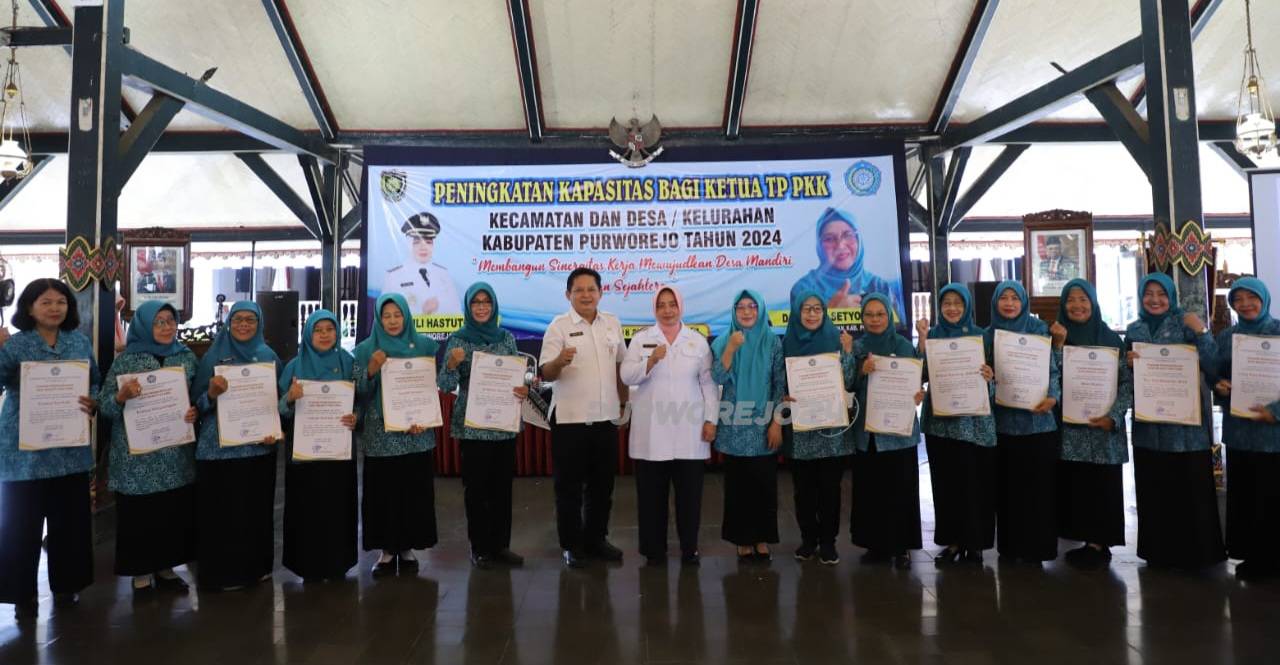 Foto bersama usai penyerahan penghargaan Adhi Bhakti Prtama kepada TP PKK Kabupaten Purworejo