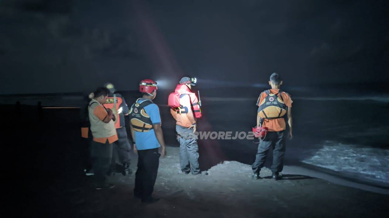 Tim BPBD Purworejo bersama petugas lain dan warga saat melakukan pencarian terhadap dua remaja yang terseret dan hilang di pantai Pasir Puncu