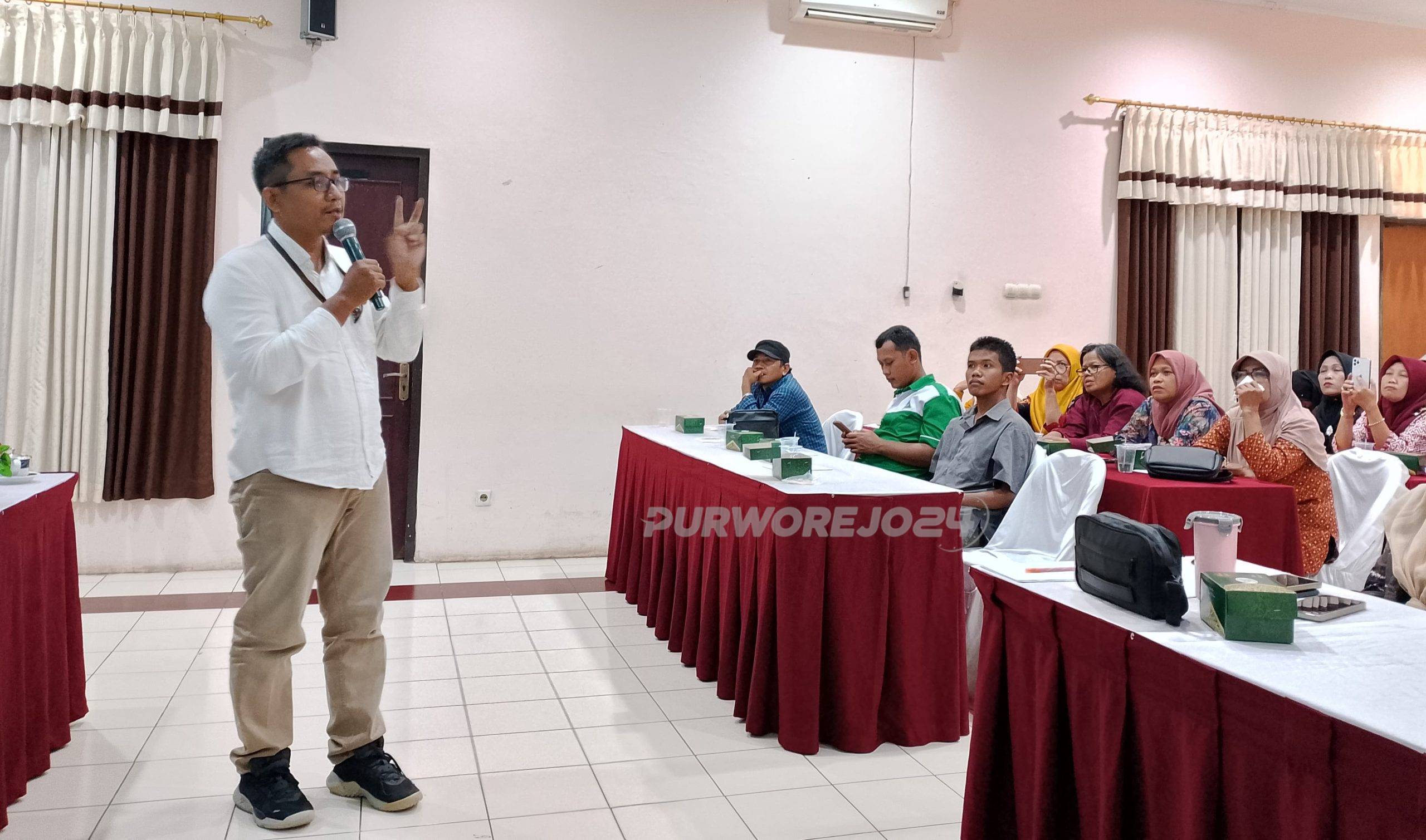 Jurnalis Kompas TV, Hantoro, saat memberikan materi dalam acara sosialisasi pengawasan partisipatif di hotel Ganesha, pada Kamis (19/9/2024)
