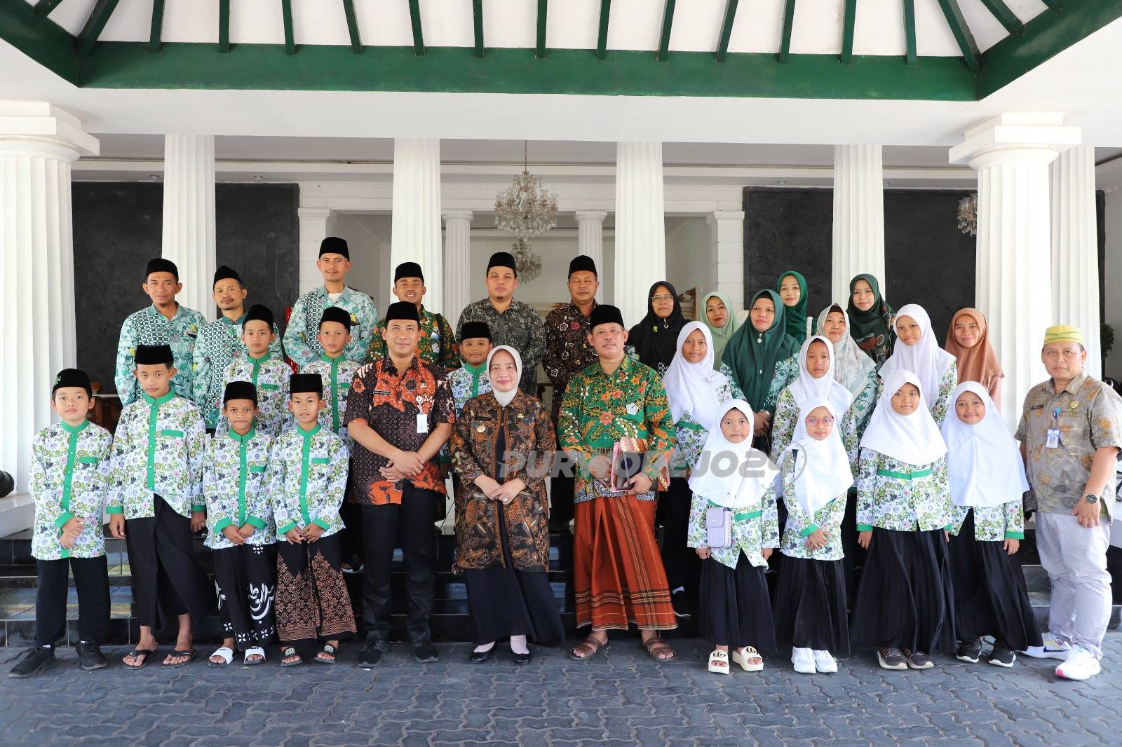 Foto bersama kontingen Pekan Olahraga dan Seni Santri Diniyah (PORSADIN) Kabupaten Purworejo,