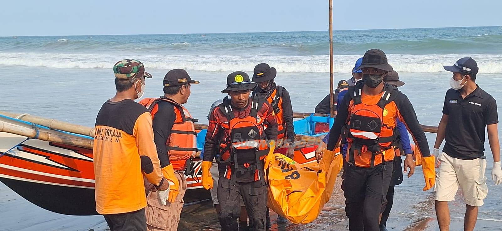 Tim SAR saat mengevakuasi korban