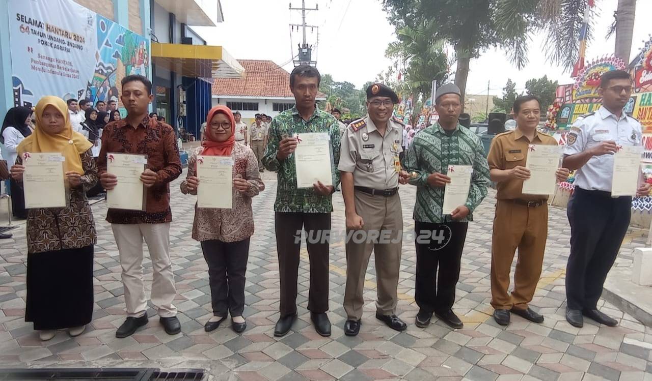 Foto bersama usai penerimaan sertifikat