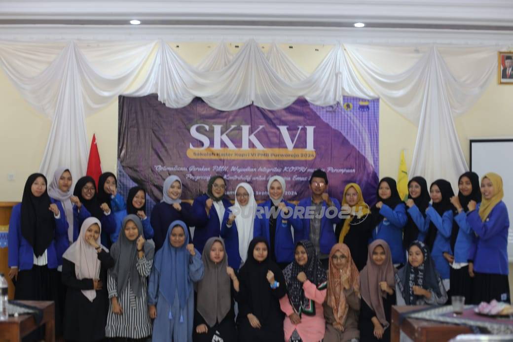 Foto bersama dalam acara sekolah kader KOPRI di Desa Karangsari, Purwodadi