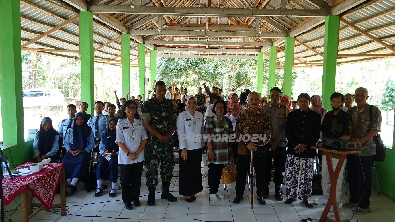 Foto bersama usai Sosialisasi Naskah Babad Banyuurip, di Situs Perigi Desa Banyuurip, Kecamatan Banyuurip Kabupaten Purworejo, pada Rabu (25/9/2024).