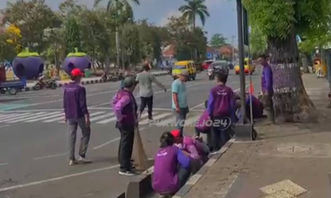 Aksi bersih- bersih di kawasan alun- alun Purworejo, pada Jumat (27/9/2024)