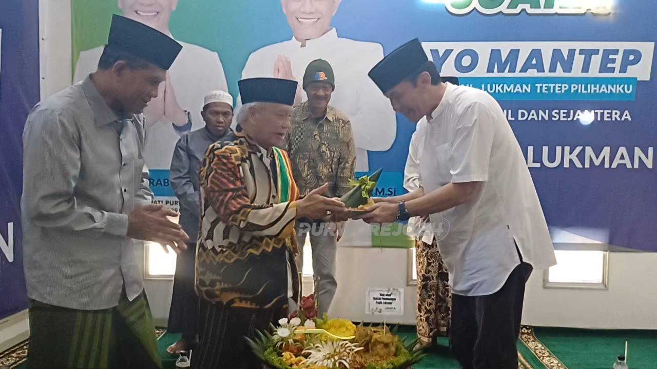 Pemotongan tumpeng tandai ngesup ngesupi rumah tim pemenangan Yophi-Lukman