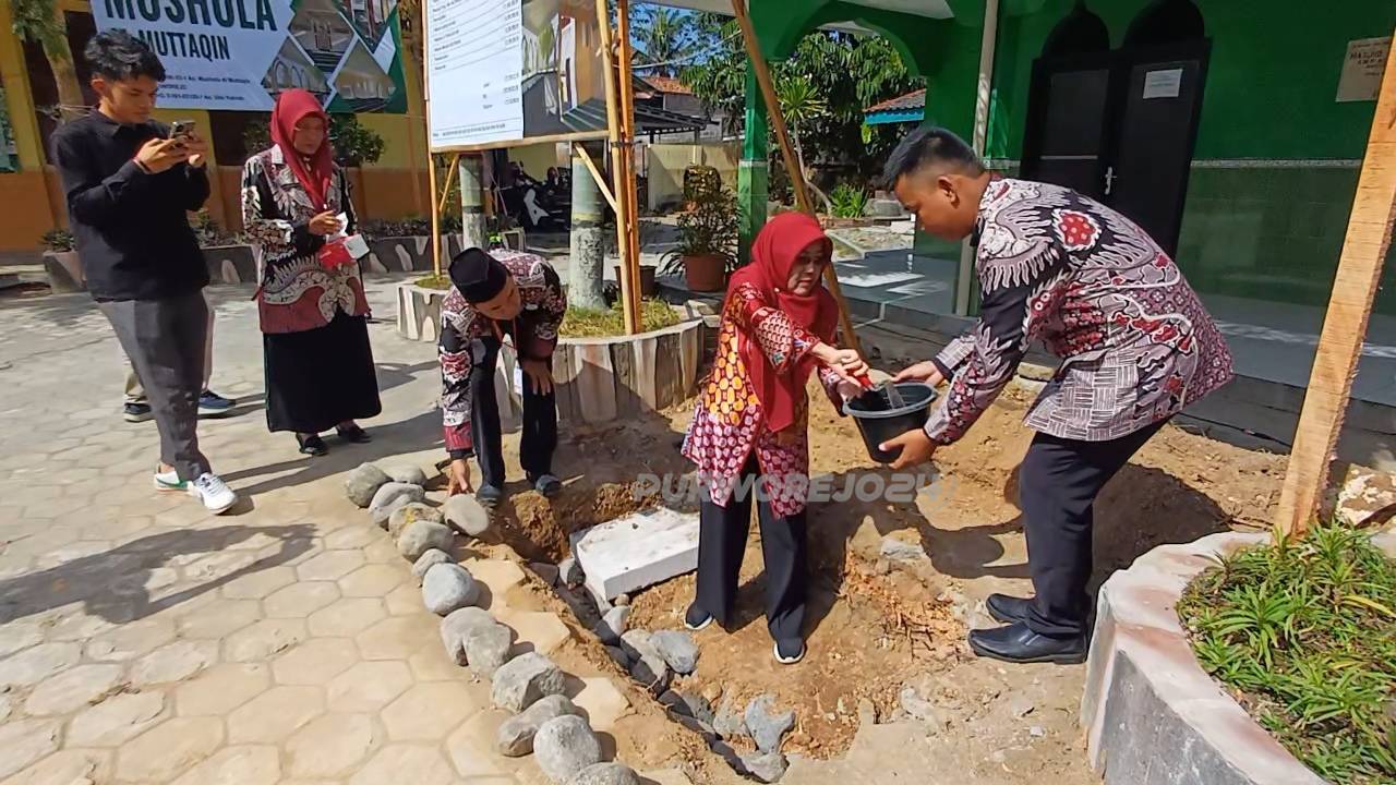 Sekdindikbud Purworejo, Purwasih Handayani, saat melaksanakan peletakan batu pertama revitalisasi pembangunan Mushola Al Muttaqin SMP Negeri 17 Purworejo, pada Sabtu (14/9/2024)
