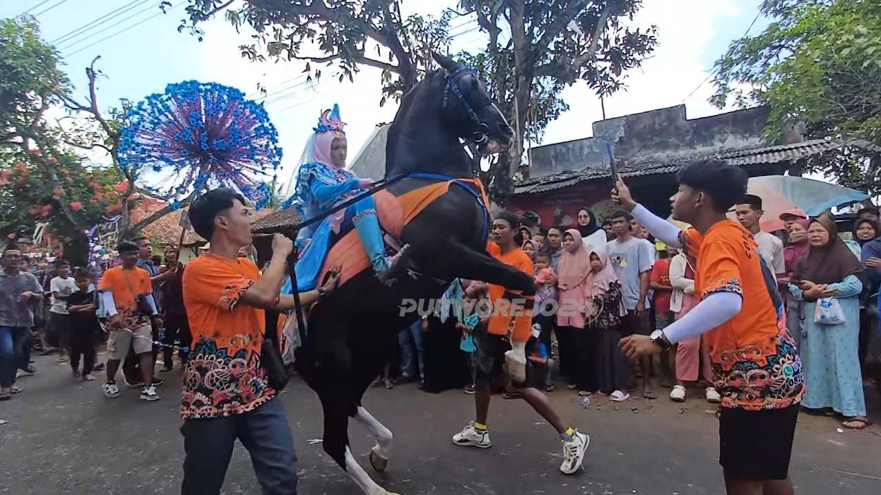 Arak- arakan menaiki kuda jingkrak di Desa Pucang Agung, pada Minggu (15/9/2024)