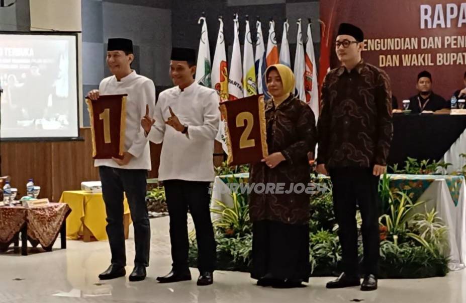 Pasangan calon bupati Purworejo saat melaksanakan undian nomor urut pasangan calon, di Gedung Ganeca Convention Hall Purworejo, pada Senin (23/9/2024)