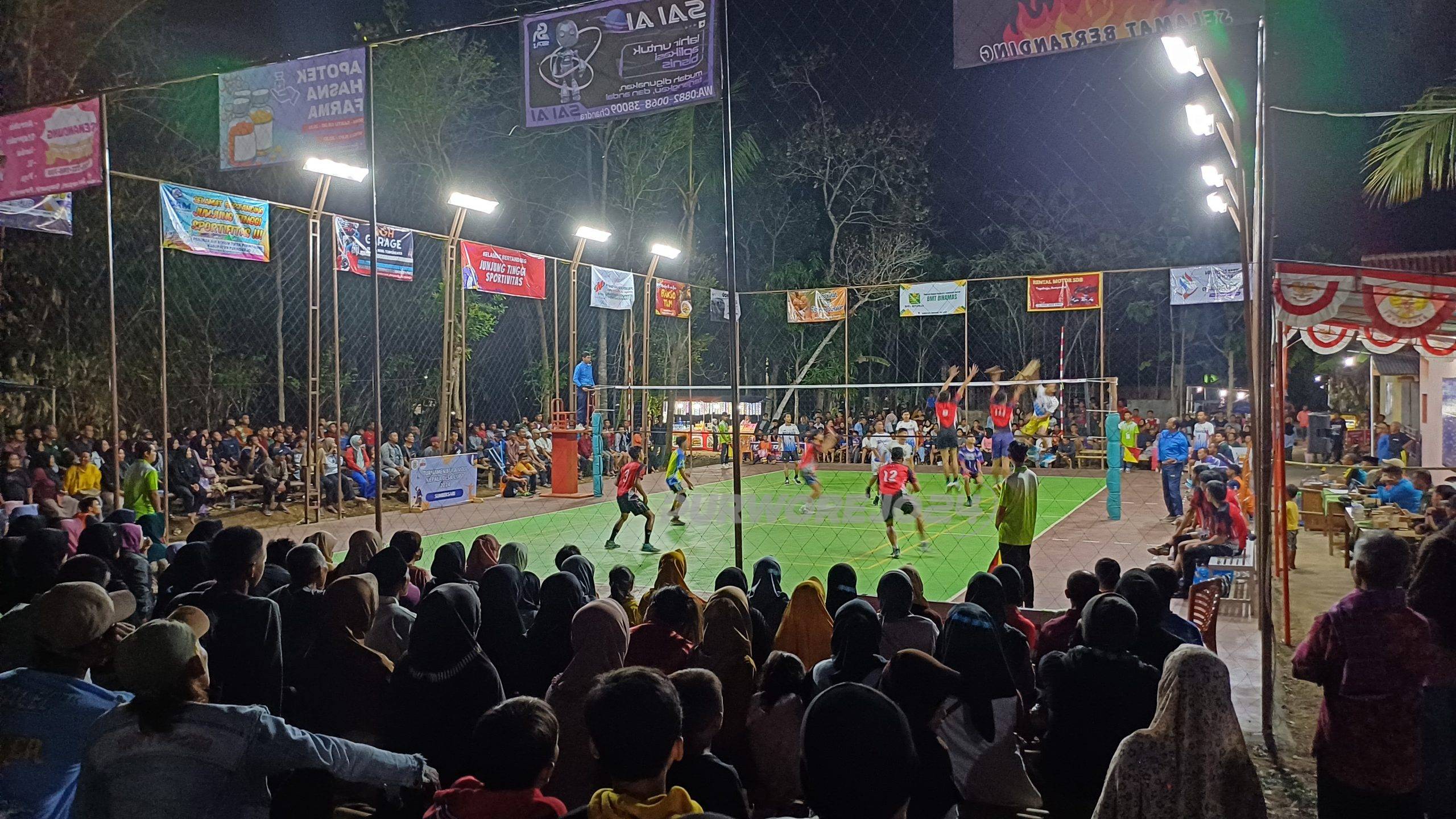 Suasana turnamen bola volyy di Desa Sumbersari, pada Selasa (1/10/2024
