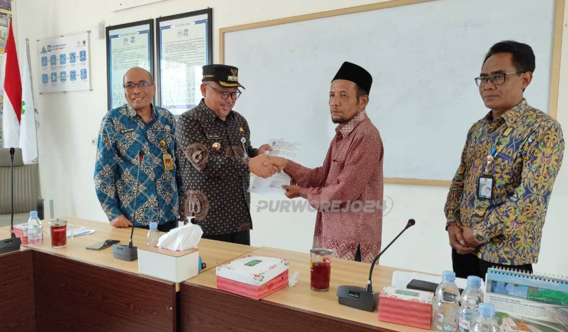 Serah terima pelepasan hak atas tanah wakaf dari nadzir Masjid Nurul Huda Dusun Krajan, Desa Wadas kepada P2T, melalui PJs Bupati Purworejo