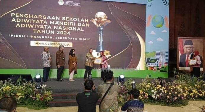Kepala SD Negeri 1 Gintungan, Sumarsih, S.Pd.SD., M.Pd, saat menerima penghargaan Adiwiyata Nasional tahun 2024 dari Wakil Menteri Lingkungan Hidup dan Kehutanan Republik Indonesia di Auditorium Dr. Soedjarwo, Gedung Manggala Wanabakti, Jakarta, pada Rabu (2/10/2024)