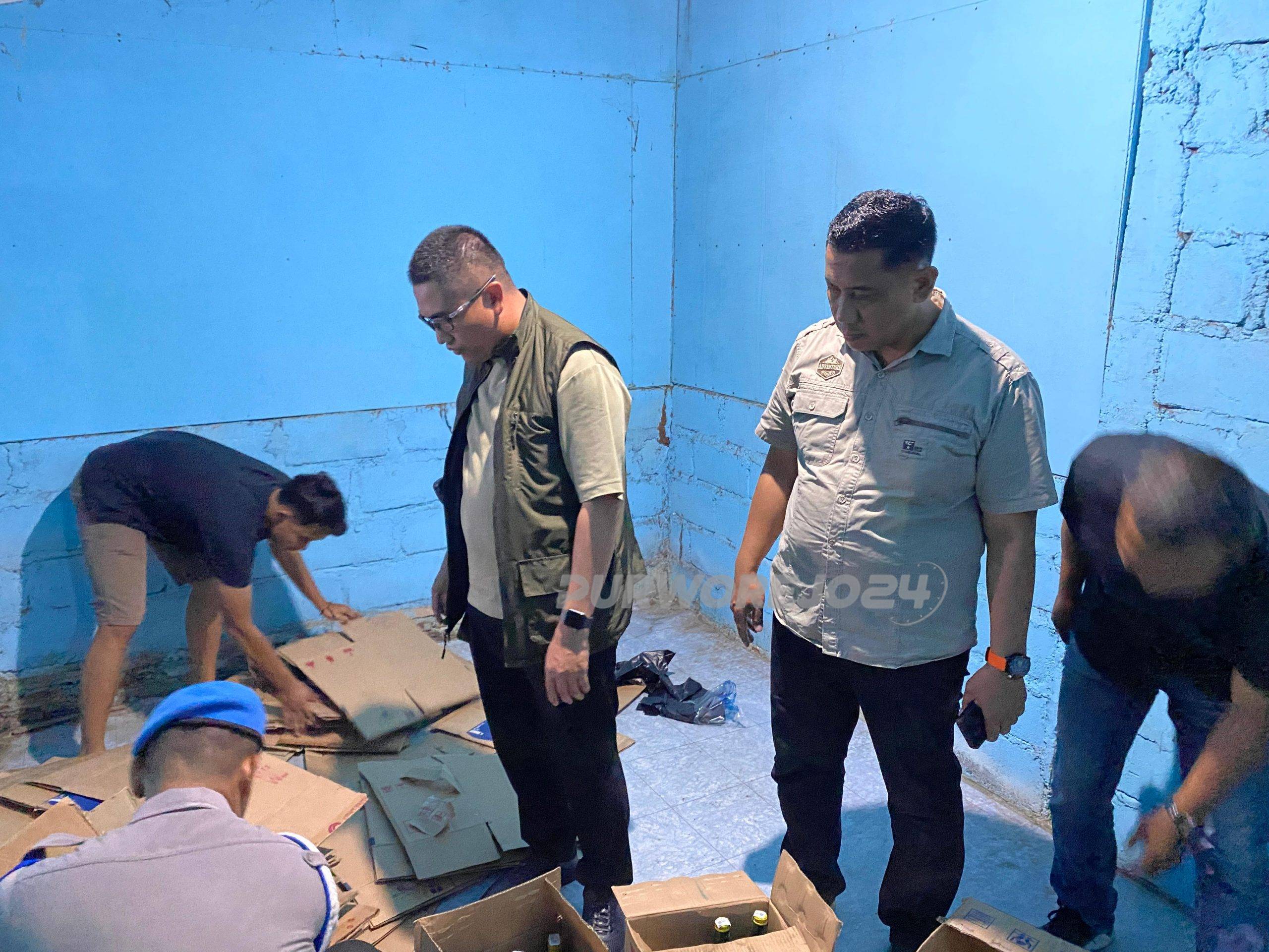 Polres Purworejo saat penertiban miras