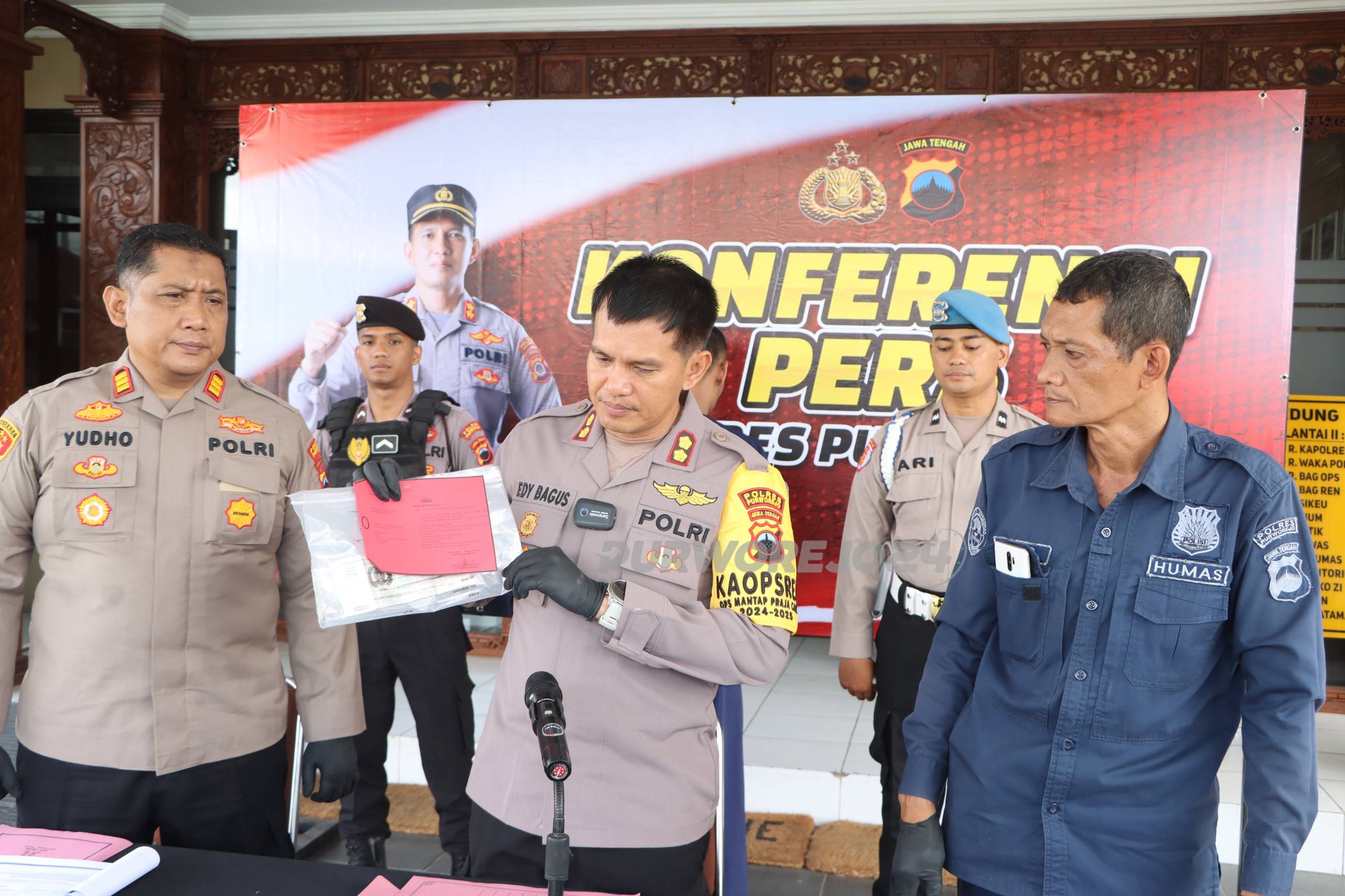 Konferensi pers tentang pencurian
