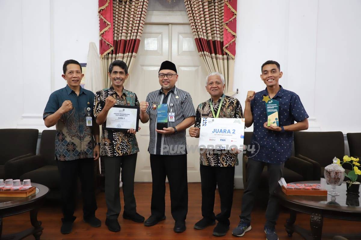 Foto bersama usai menerima penghargaan