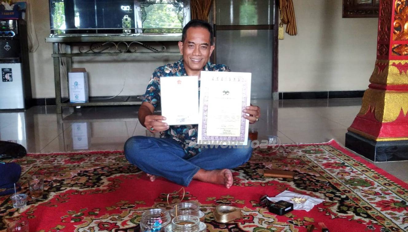 Lukman Hakim menunjukkan penghargaanya