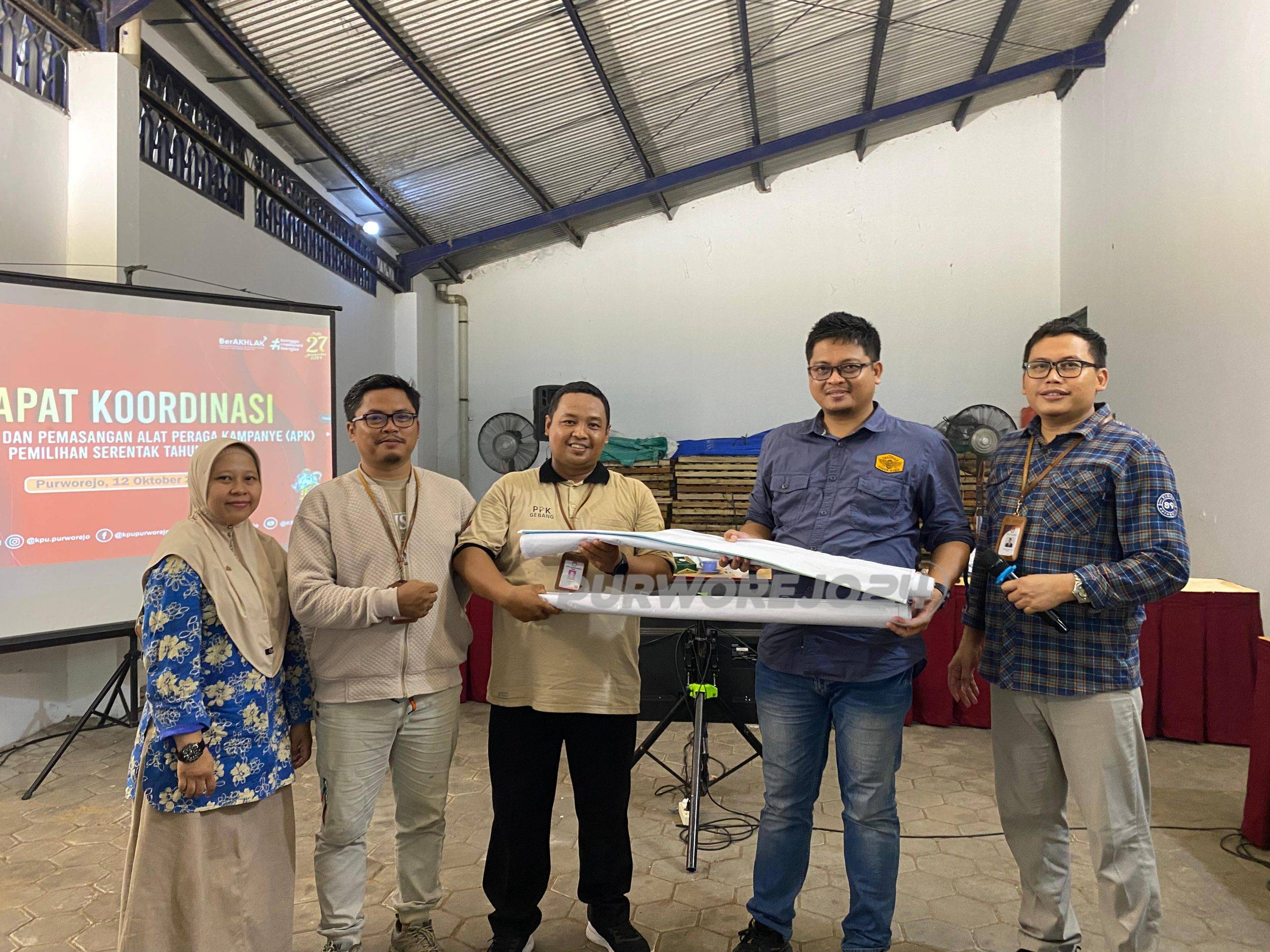 PPK Gebang terima alat peraga kampanye dari KPU untuk dipasang diwilayahnya.