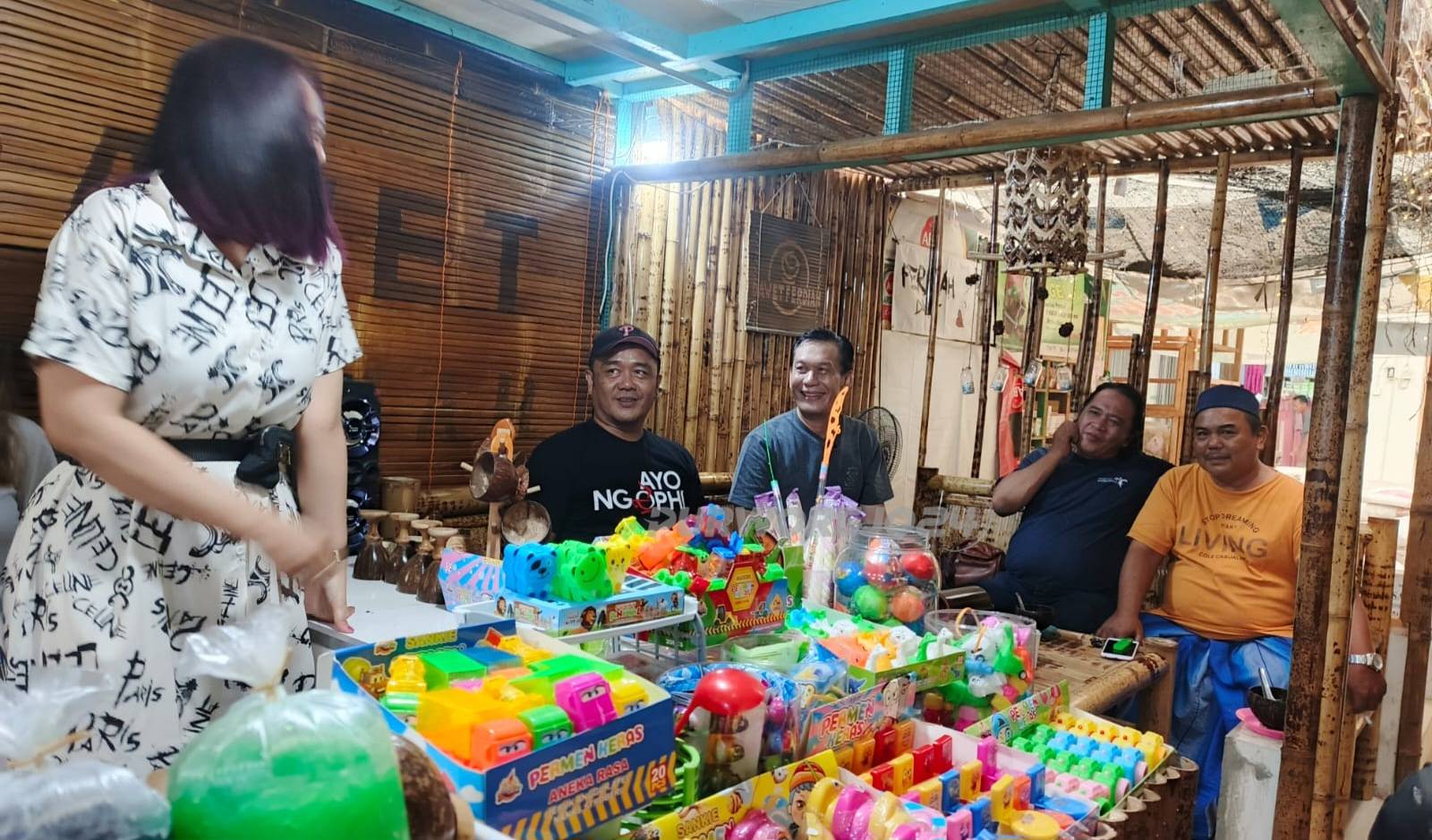 Yophi Prabowo saat bertemu dengan pedagang pasar Baledono