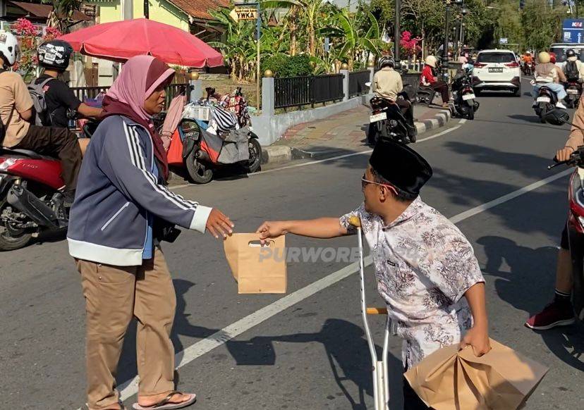 Saat memberikan bantuaan sosial