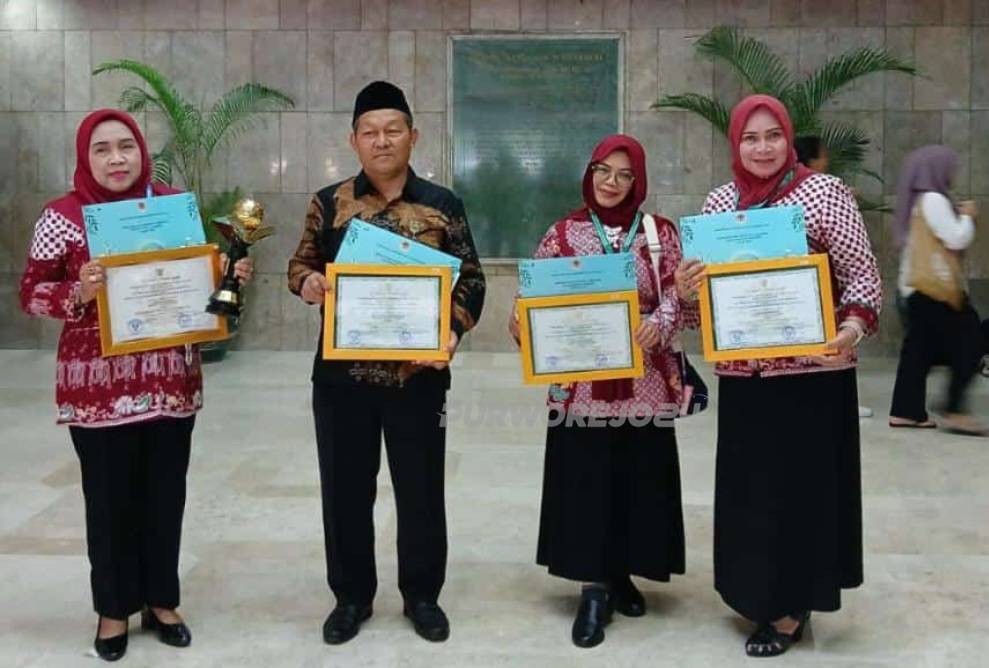 Para kepala sekolah penerima penghargaan Adiwiyata Mandiri dan Adiwiyata Nasional Tahun 2024
