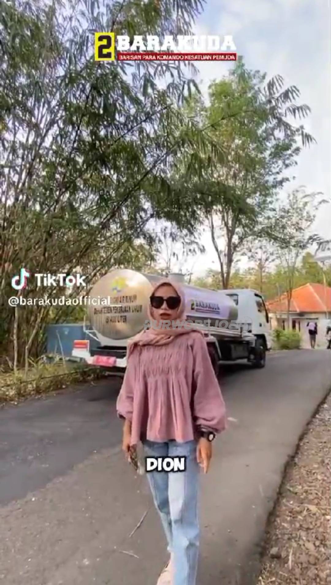 Tangkapan layar video kampanye dengan mobil plat merah