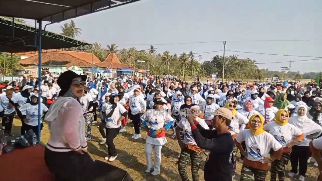 Relawan Noto Ati Purworejo saat melaksanakan senam masal bersama warga di Dapil 4, pada Minggu (13/10/2024)