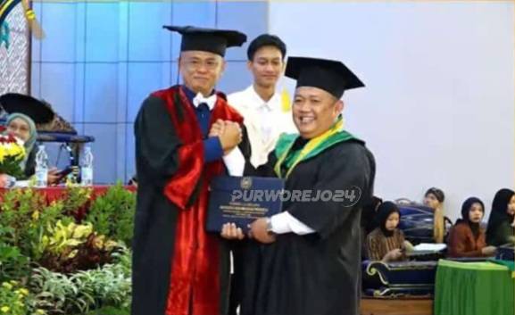 Kepala Dinas PUPR Kabupaten Purworejo, Suranto saat diwisuda di Auditorium Kasman Singodimejo Universitas Muhammadiyah Purworejo, pada Selasa (22/10/2024)
