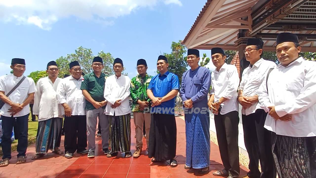 Taj Yasin bersama Yophi Prabowo usai ziarah di makam Sarwo Edhi Wibowo