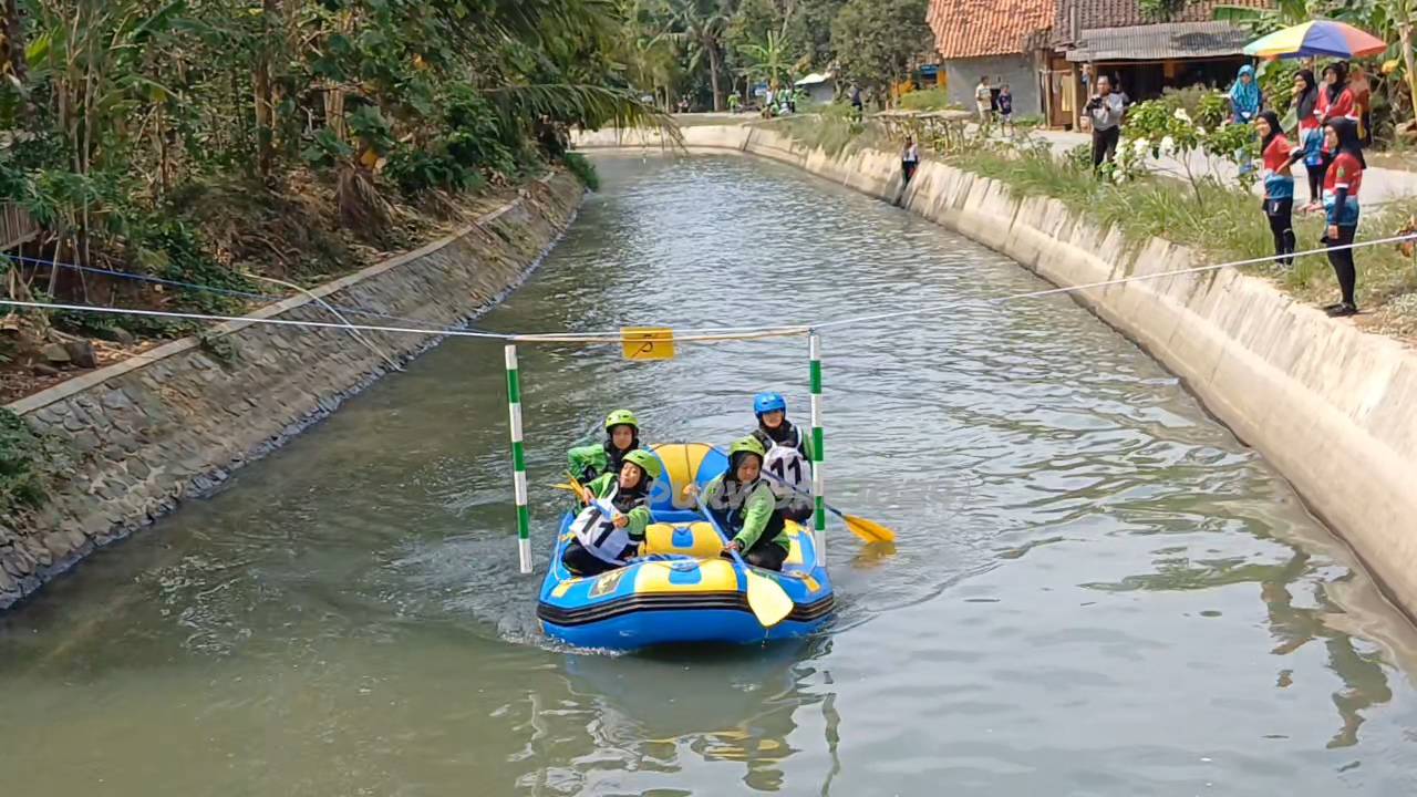 Salah satu tim peserta saat mengikuti Kejurkab Arung Jeram di irigasi Kedung Putri, pada Sabtu (12/10/2024)