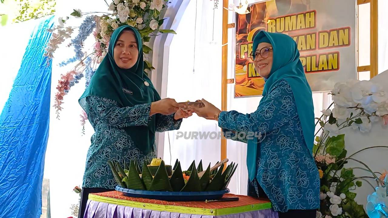 Pemotongan dan penyerahan nasi tumpeng menandai peresmian Rumah Dilan di Desa Dudukulon, pada Senin (14/10/2024)