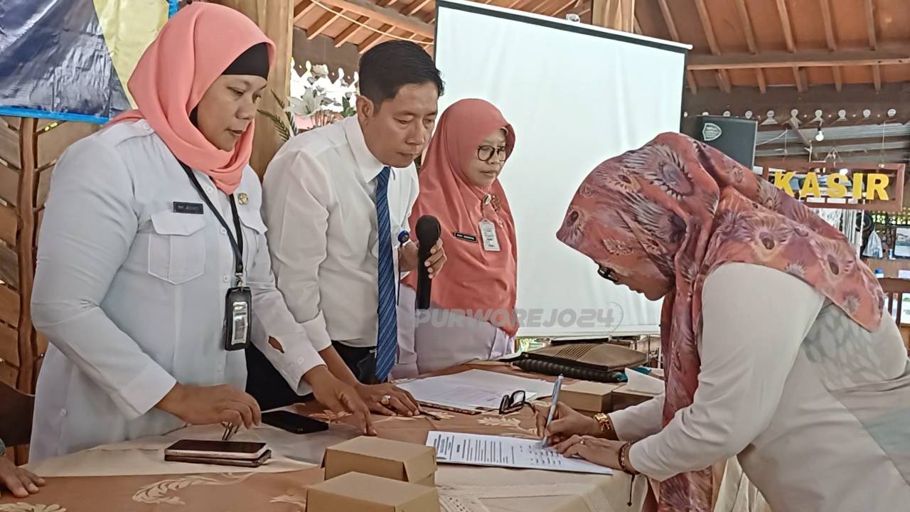 Pegawai Perumda Graha Husada Medika Purworejo saat menandatangani fakta integritas netralitas Pilkada di RM ABK Purworejo, pada Rabu (16/10/2024)