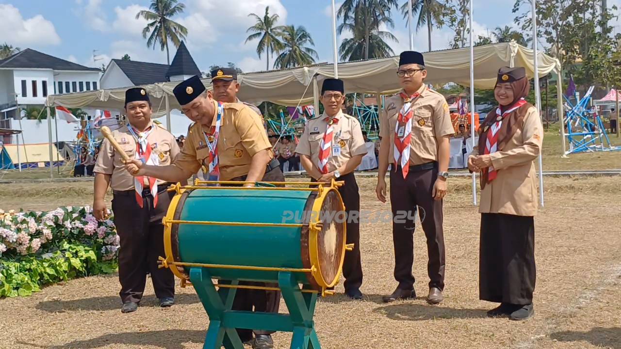 Pemukulan bedug tandai pembukaan Raimuna Cabang Pramuka Kwartir Cabang (Kwarcab) Purworejo tahun 2024, di Lapangan Sitanjung, Kelurahan Pangenjurutengah, Kecamatan/Kabupaten Purworejo, pada Jumat (18/10/2024)