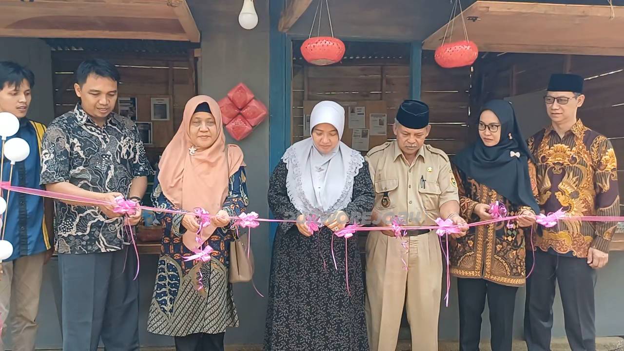 Dokumen foto saat kepala desa dan calon bupati paslon 2 memotong pita dalam acara peresmian showroom UMKM Desa Guntur
