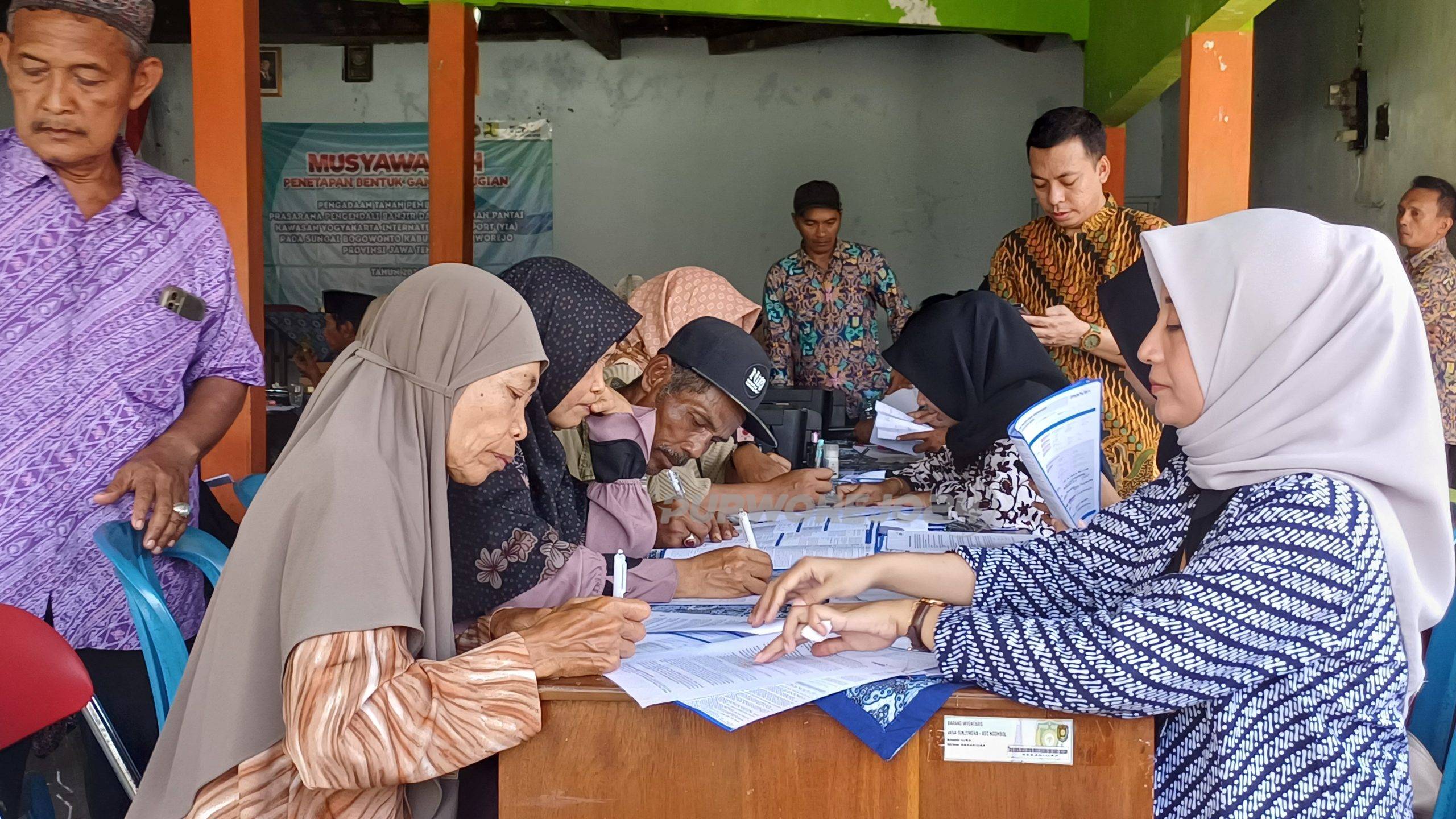 Suasana kegiatan musyawarah ganti kerugian pengadaan tanah di Aula Desa Tunjungan
